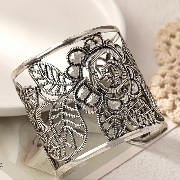 Boho chic Vintage silvery plated open cuff bracelet - Picture 2 of 6